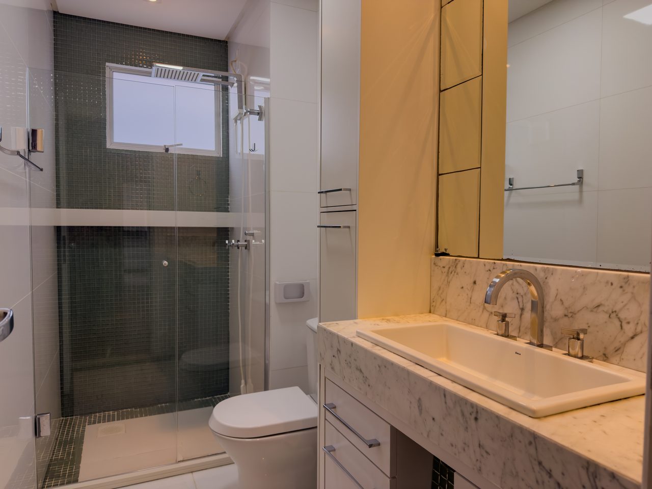 Bancada em Mármore Branco Rajado & Box em Pastilhas