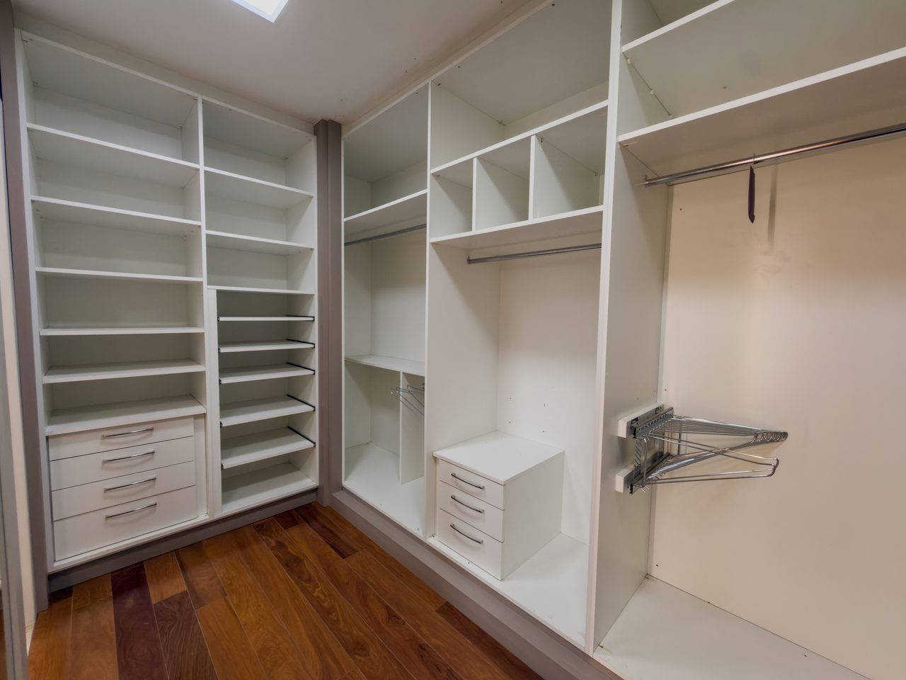 Walk-in Closet Privativo & Sala de Banho em Mármore